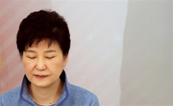 박근혜 대통령이 22일 청와대에서 열린 중견기업인 격려오찬에서 눈을 감고 잠시 생각에 잠겨 있다.