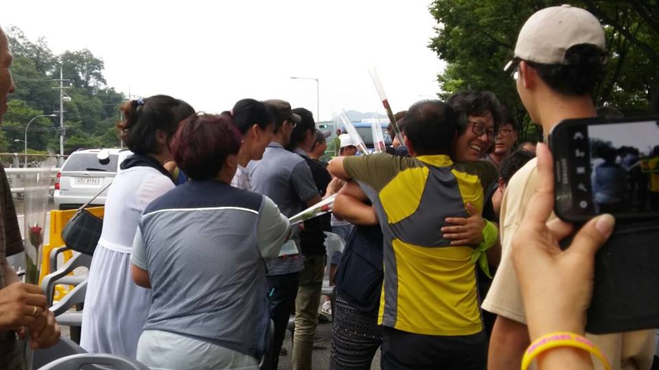 해고무효 판결에 함께 기뻐하는 유성기업 노동자들과 시민들  노동자들을 축하하는 장미꽃 전달식 ⓒ유성기업과 함께하는 사람들