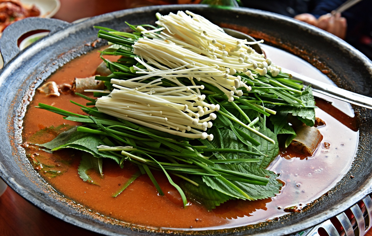 순대전골 창녕에 있는 ‘도천 진짜순대’에서 나오는 순대전골로 여기에 라면이나 만두 등을 추가할 수 있다.