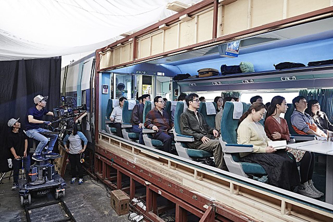 부산행 <설국열차>가 그랬듯 세트장에 열차 모형을 만든 뒤 촬영했다.