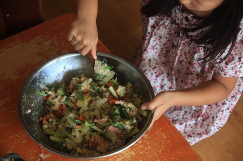 비빔밥을 한다. 아이들이 손수 비벼서 스스로 밥그릇에 덜도록 맡긴다. 작은 손이라도 아이들이 보태면 아이들은 더 맛나게 먹는다. 밥을 지어서 먹는 일이란 무엇일까.
