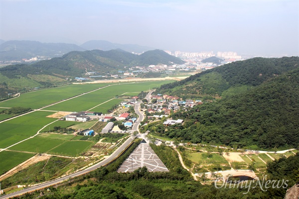 경남 김해 진영읍 봉하마을.