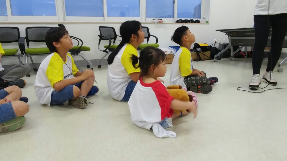 23일 명권고 캠프 레크리에이션에 참여한 어린이들이 게임 순서를 기다리고 있다.