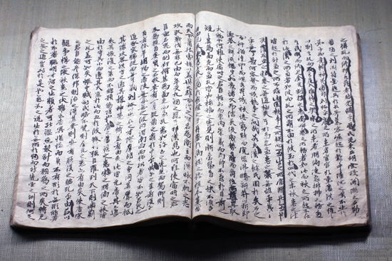 송상현 공의 친필을 볼 수 있는 <천곡수필>은 공이 성리학을 연구하여 집필한 책이다.