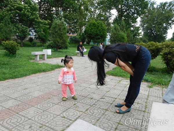  박 교수에게 좀처럼 마음을 열지않는 평양 어린이.