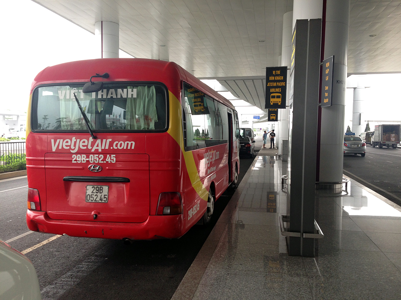  하노이 공항에서 시내로 들어가는 항공사 미니버스를 탈 수 있다.