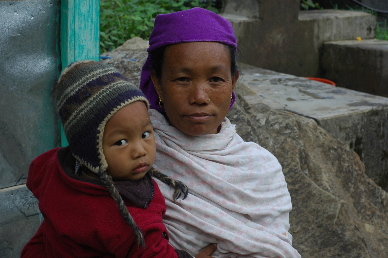 란드룩에서 만났던 네팔 모자. 낯선 이방인이 두렵기도 했던 시골 촌놈이었던 내 어렸을 때 모습이 저랬을 것 같다.