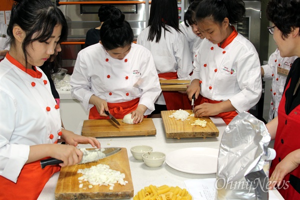 양파썰기. 이날의 요리 '이탈리안 미트볼'을 만들기 위한 필수 재료가 양파다. 