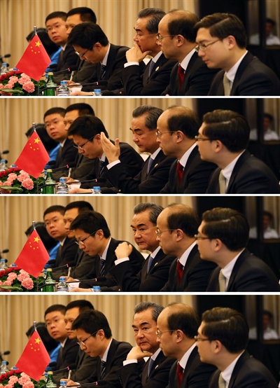 중국 왕이 외교부장이 25일 오전(한국시간) 라오스 비엔티안 돈찬팰리스호텔에서 열린 중국과의 양자회담에서 윤병세 외교장관의 발언을 듣던 중 불만이 있는 듯 손사래를 치고 있다. 2016.7.25