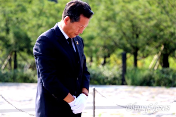 더불어민주당 정청래 전 국회의원이 26일 오후 경남 김해 진영읍 봉하마을을 찾아 고 노무현 전 대통령 묘역을 참배했다.