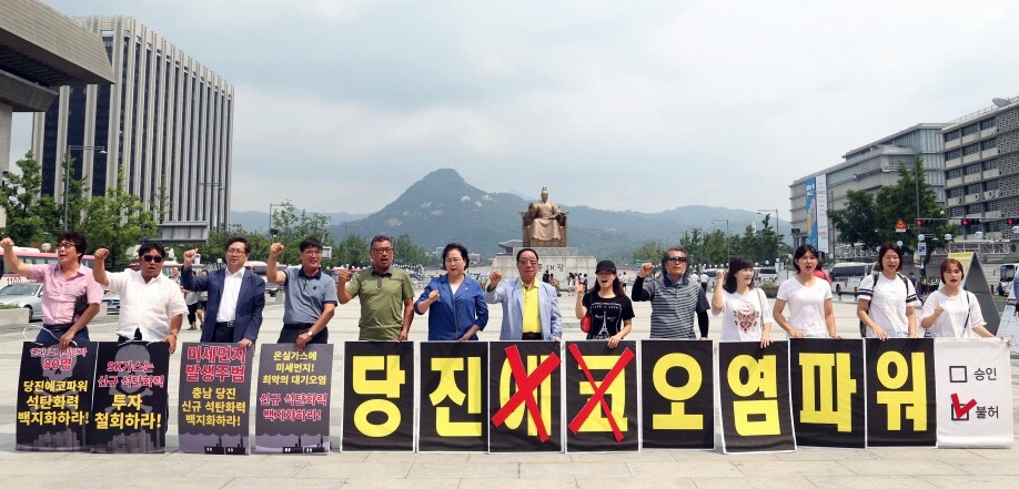 김홍장 당진 시장과 당진 송전선로·석탄 화력 저지 범시민 대책위원회(이하 범대위) 김현기 공동상임위원장과 황성렬 집행위원장,유종준 당진환경운동연합 사무국장 등이 단식농성을 벌이고 있는  광화문 광장에 뜻 있는 당진시민들의 참여가 줄을 잇고 있다.