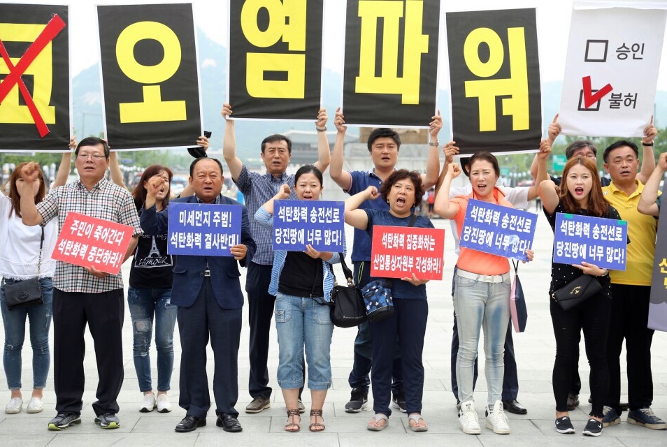 김홍장 당진 시장과 당진 송전선로·석탄 화력 저지 범시민 대책위원회(이하 범대위) 김현기 공동상임위원장과 황성렬 집행위원장,유종준 당진환경운동연합 사무국장 등이 광화문 광장에서 단식 농성을 벌이자 뜻 있는 당진시민들의 참여가 이어지고 있다. 단식 농성은 26일까지 벌였다.  

