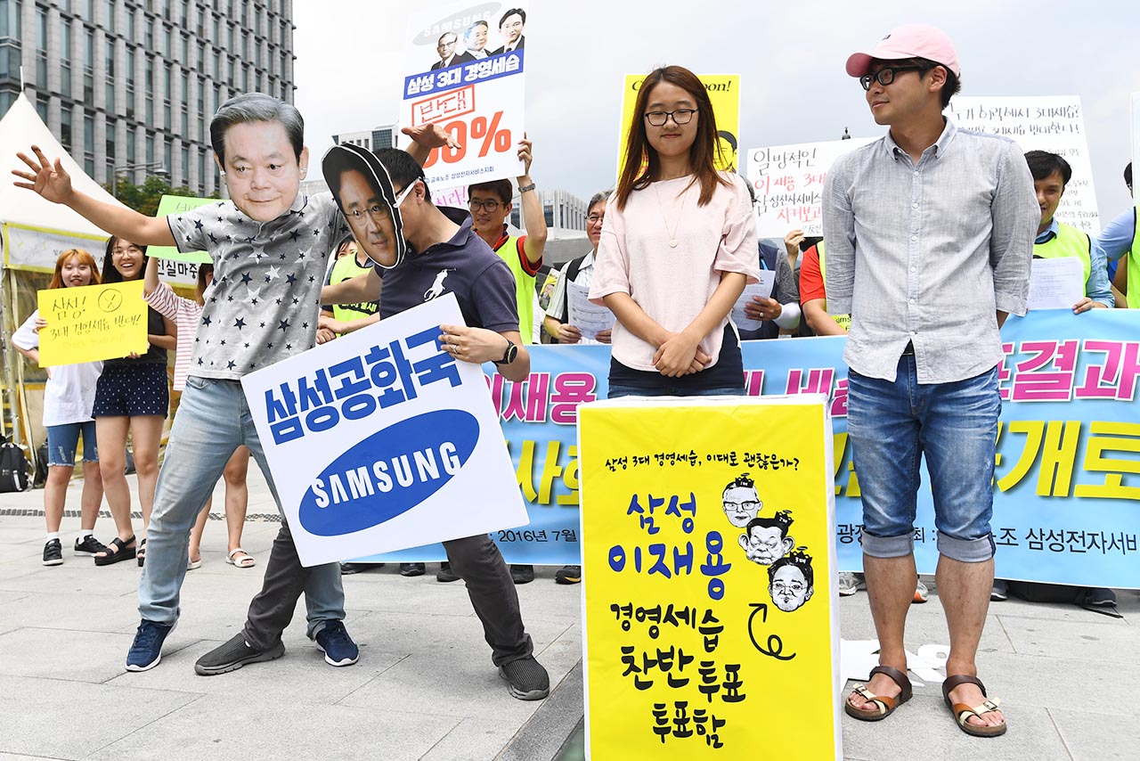  ‘진짜사장 재벌책임 공동행동’과 금속노조 삼성전자서비스지회가 26일 오전 서울 광화문 광장에서 '시민사회-삼성그룹 공개토론 제안' 기자회견을 열고 있다.