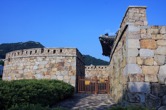 김해시 동상동 314번지에 복원되어 있는 김해읍성의 북문. 사진 왼쪽의 둥근 옹성 뒤로 보이는 산 정상부의 흰 띠는 삼국 시대 이래 이곳에 있던 분산성의 성벽이다.