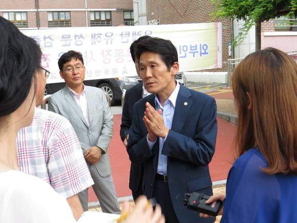  정의당 윤소하 국회위원이 전남 목포연산초를 방문해 중금속 기준치 초과 우레탄 트랙에 대해 학교 관계자와 이야기를 나누고 있다.