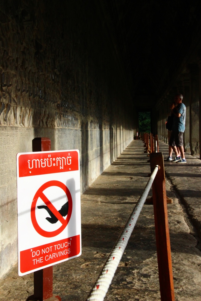 앙코르와트 사원내에는 부조벽화나 기둥 난간을 절대로 만지지 말라는 경고판이 있음에도 이를 어기는 관광객들이 적지 않다. 앙코르와트는 12세기 경에 건설된 캄보디아의 국보급 유물인 동시에 이들의 자존심이기도 하다.  