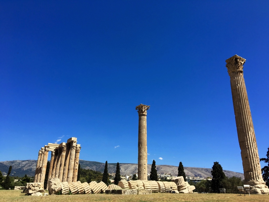  지진 때문에 쓰러졌다는 기둥을 직접 보지 않았더라면 블록처럼 쌓아 올렸다는 것조차 몰랐을 정도로 정교했던 제우스 신전의 기둥.