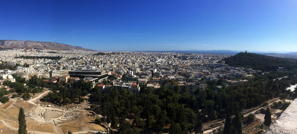  아크로폴리스의 전망대에 서면 멀리 지중해와 함께 아테네 시내가 한눈에 들어온다.