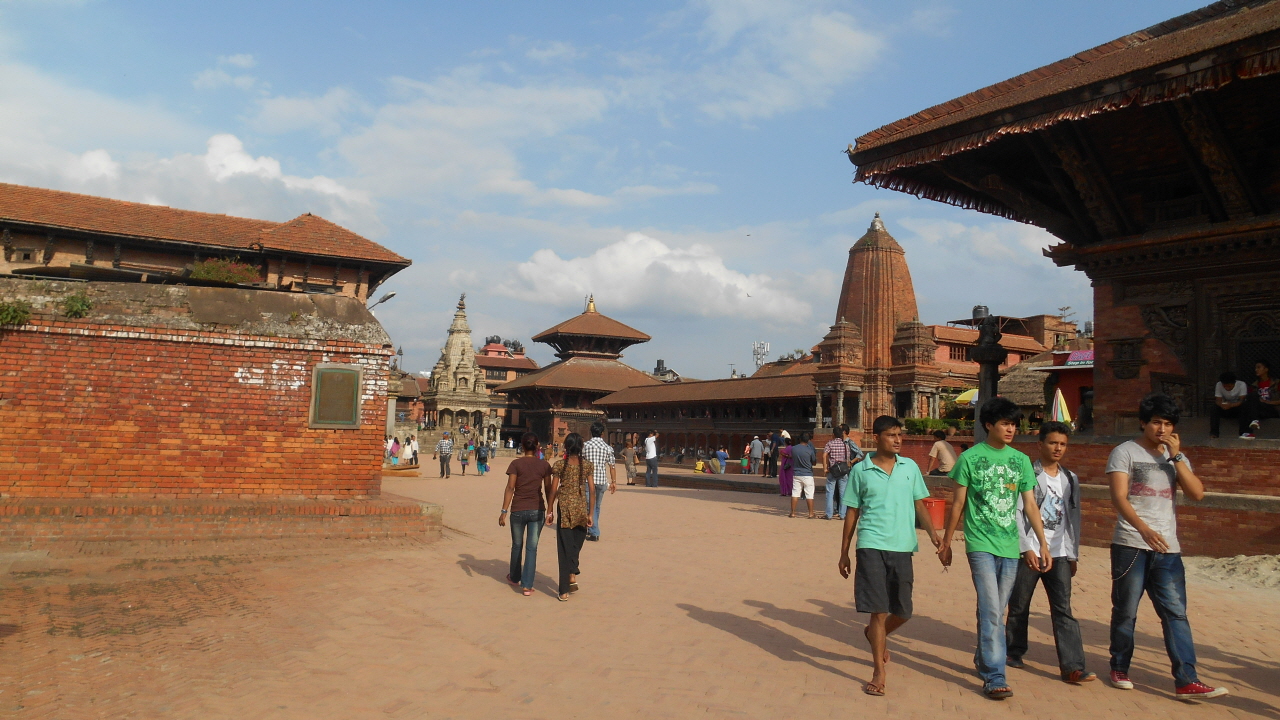  화려하면서도 정교한 고대 건축물들이 들어서 있는 네팔의 옛 왕궁 전경
