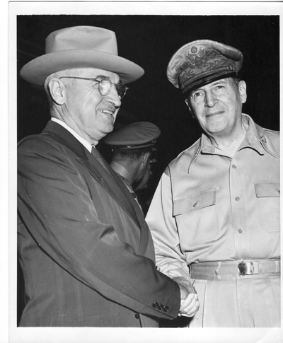트루먼 대통령과 맥아더 장군이 Wake 섬에서 한국전에 대하여 논의하고 있다(1950. 10. 15.). 