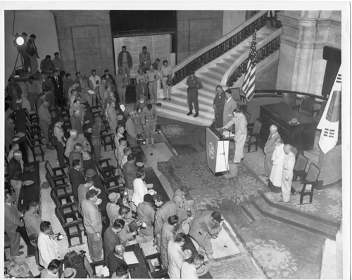 서울 중앙청에서 열린 서울수복기념식에서 기도하는 맥아더 장군(1950. 9. 29.). 