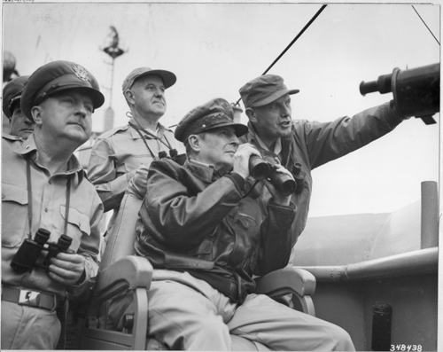 맥아더 장군이 Mount Mckinley 함상에서 상륙지점을 바라보고 있다(1950. 9. 14.).. 