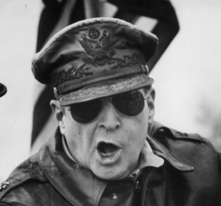 맥아더가 한국전쟁에서 유엔군에게 "Go!"라고 공격명령을 내리고 있다.