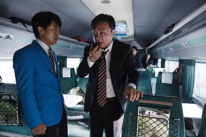  용석(김의성)은 열차를 통제하고 생살여탈권을 확보한다.