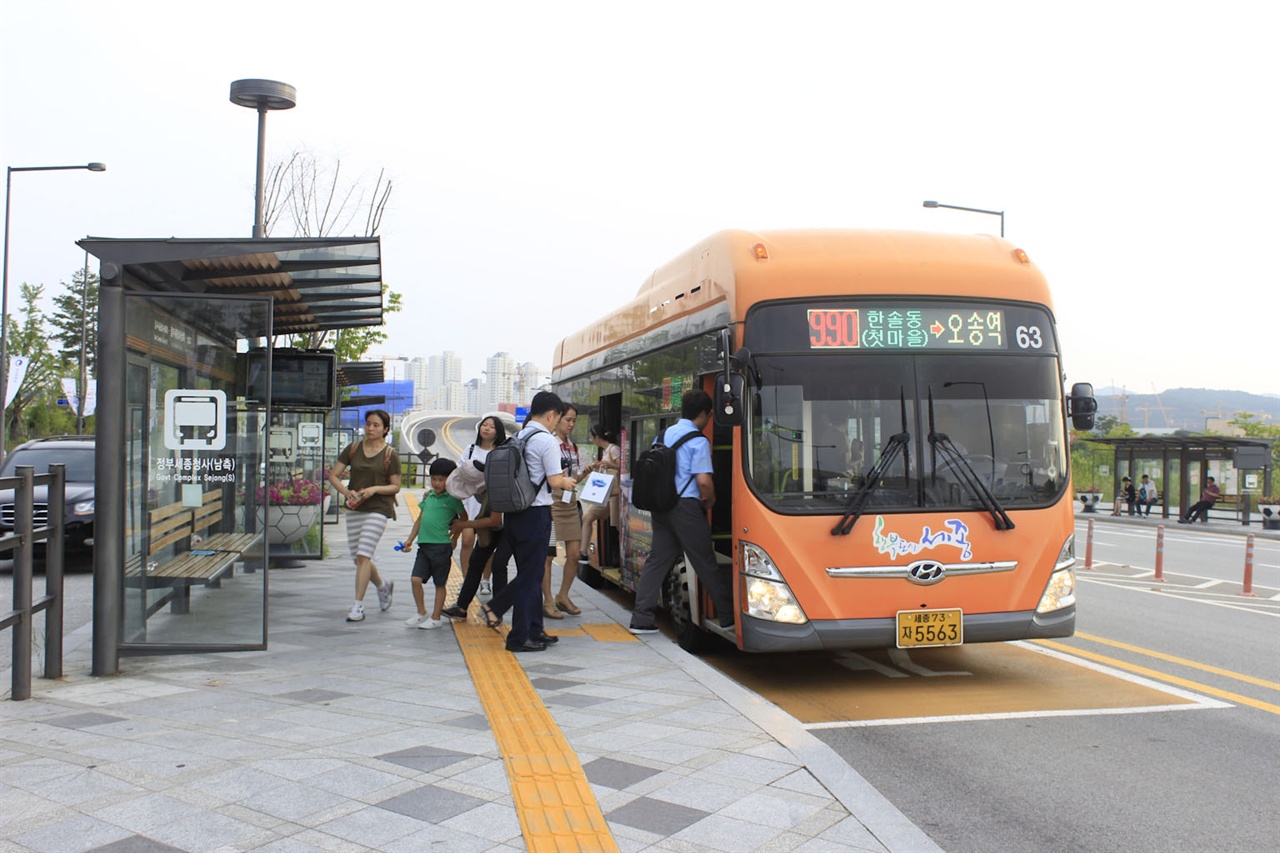 기존에 운행되던 BRT 노선인 990번 버스. 승강장 높이에 맞춘 버스가 눈에 띈다.