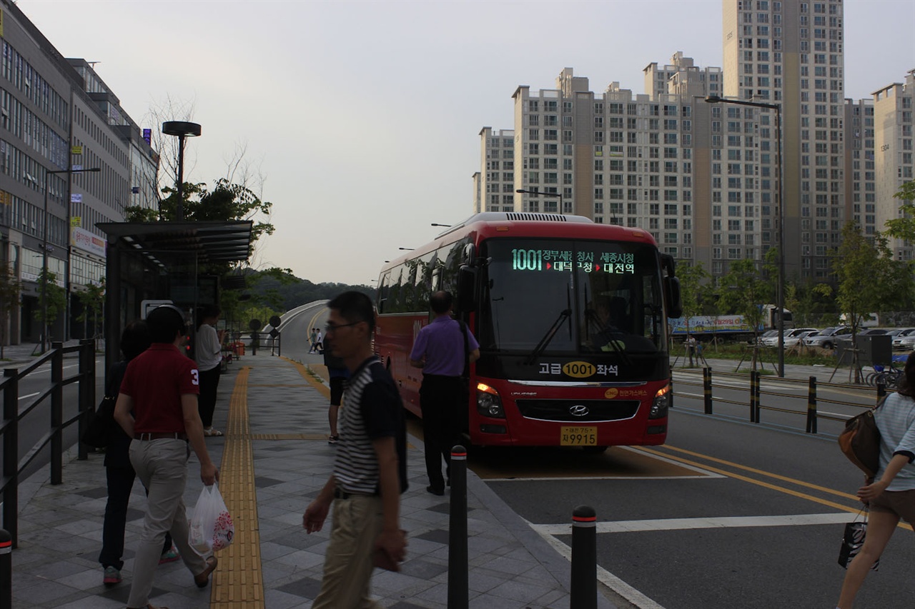 이번에 개통된 노선인 BRT 1001번 버스.