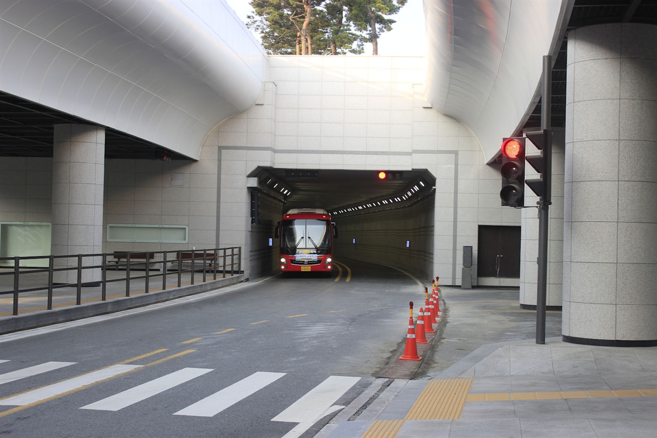 지하차도를 나와 지하승강장으로 들어서는 BRT 1001번 버스