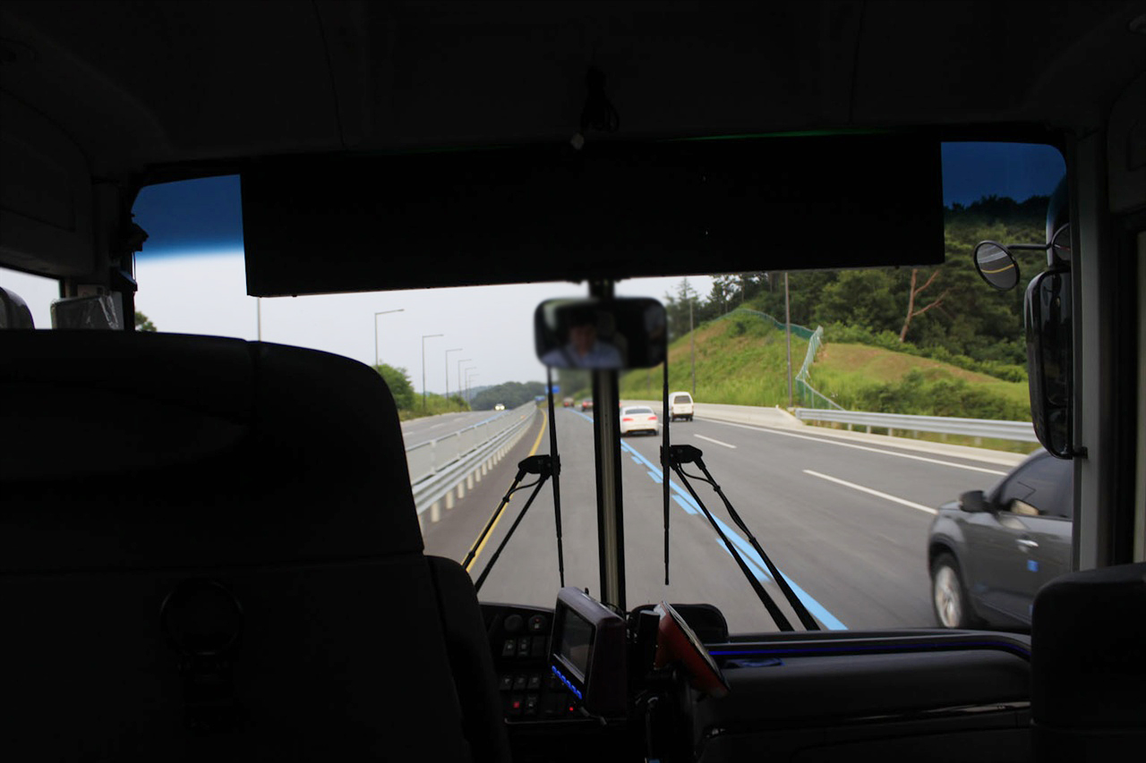 버스가 대전천변로의 BRT 전용차로를 시원스럽게 달린다.