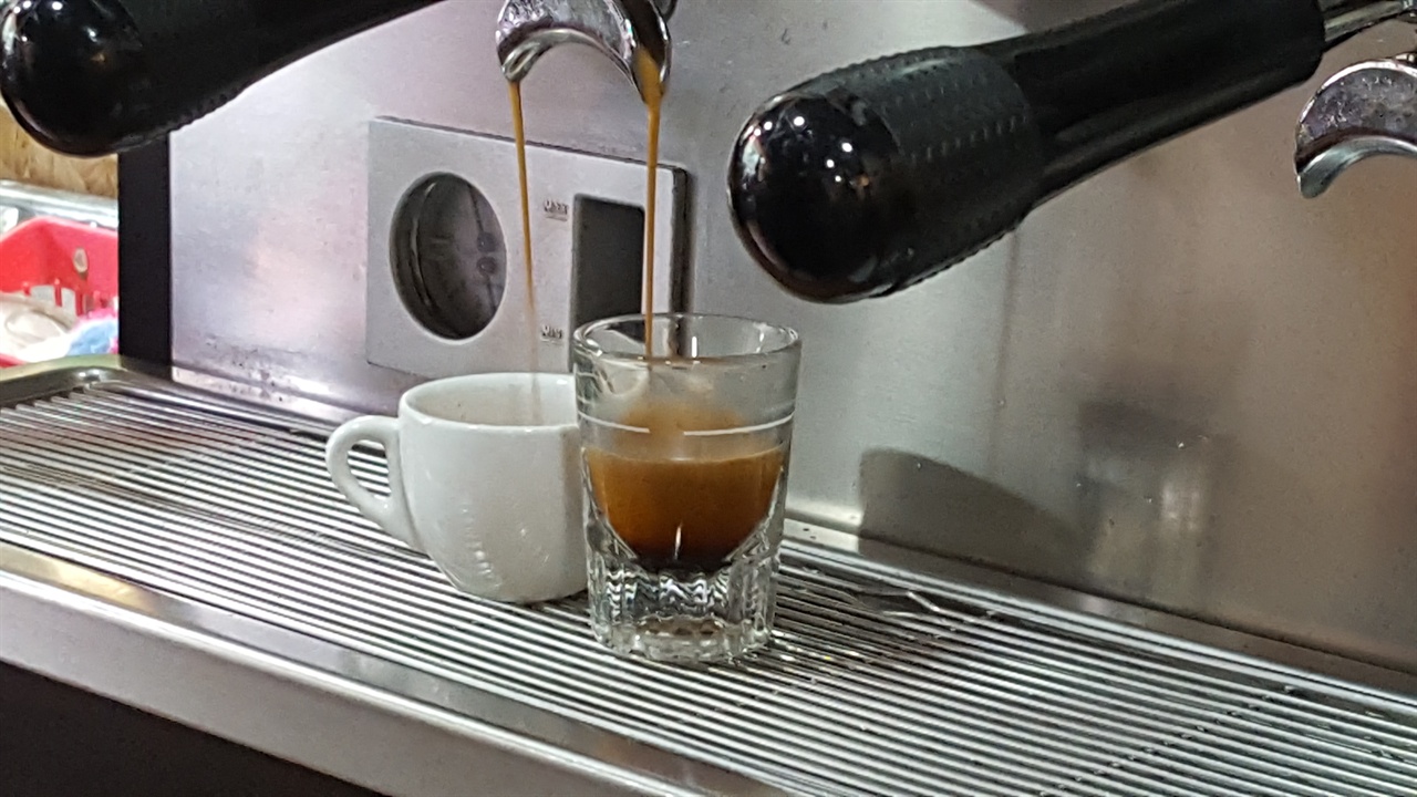 현대식 커피머신을 통해 에스프레소가 추출되고 있다. 에스프레소 머신은 기본적으로 에스프레소를 두 잔 뽑아내는 구조로 이루어져 있으며, 한 잔 당 1온스(30ml)가 정량이다.