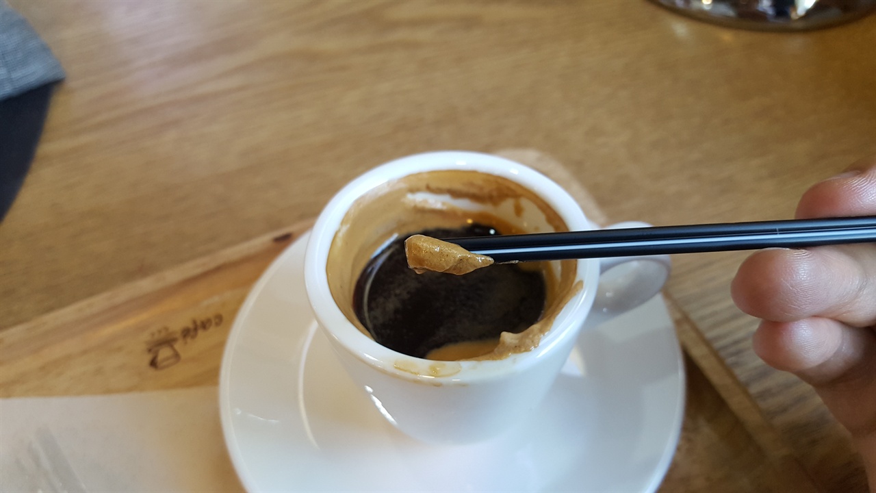 에스프레소에는 '크레마'라는 황금색 거품이 있다. 원두의 커피기름이 증기로 인해 커피 표면에 드러나는 것으로, 커피의 좋은 맛과 향이 이 크레마에 온전히 담겨있다고 해도 과언이 아니다.