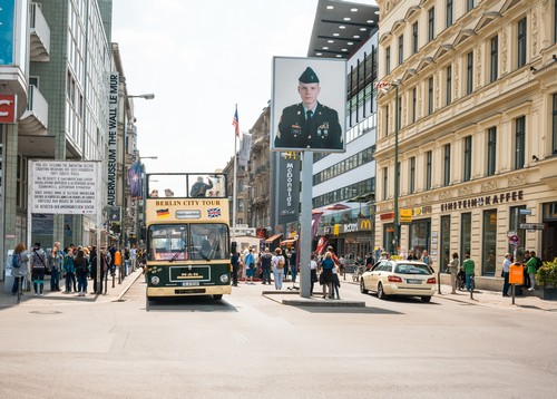 냉전의 상징이었던 찰리 검문소가 남아 있는 베를린 거리