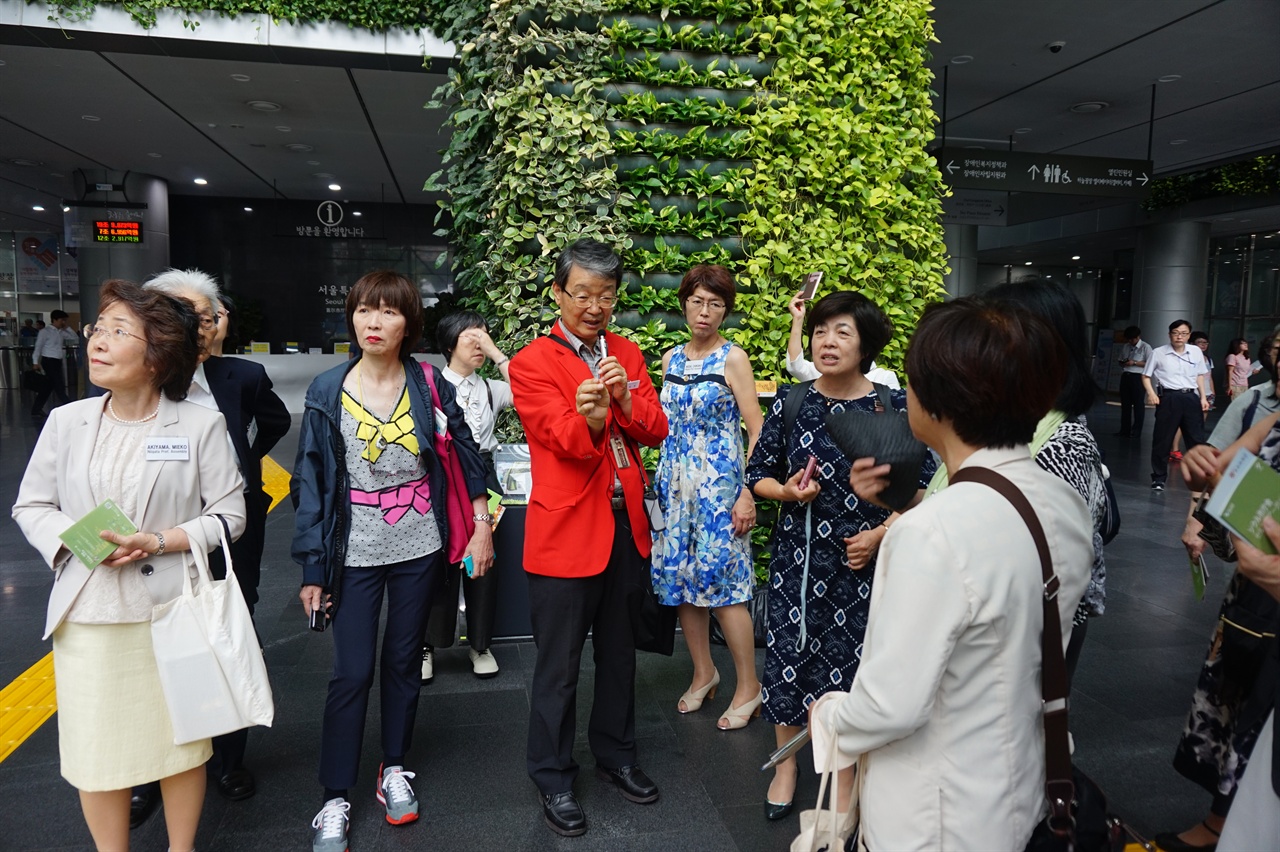 ▲  일본 방문단이 이백영 해설사와 함께 서울 시청 투어를 하는 모습