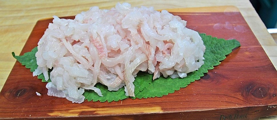  요즘이 제철인 풍경횟집 갯장어(하모)회는 담백하고 고소한 맛이 정말 좋다.
