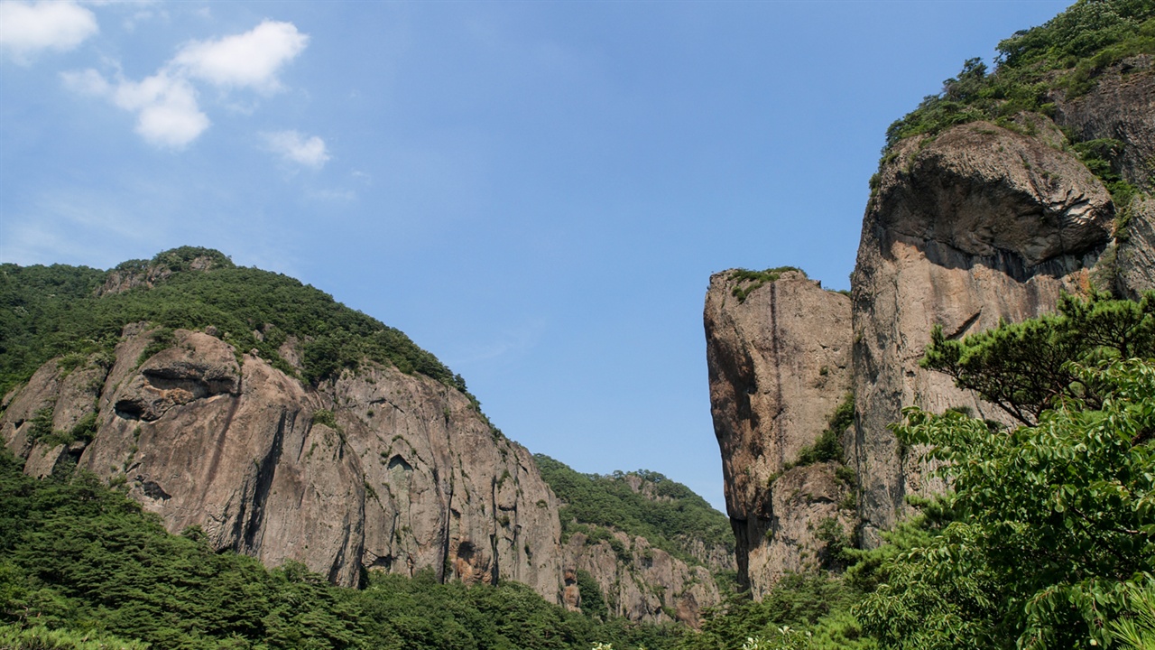 청송 주왕산국립공원 당나라의 주왕이 숨어 살았다던 주왕산. 기암괴석 아름다운 경치가 오가는 이들의 눈길을 사로잡습니다. 이곳도 국가지질공원으로 등록된 곳이랍니다.