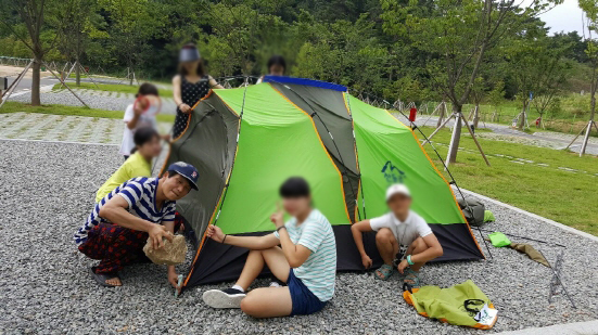 지금은 그룹홈별로 자신의 텐트를 직접 치고 있는 중. 힘들었지만, 아이들은 이것을 통해 캠프의 목적인 "협동성과 친밀성 고양"에 다가가고 있었다. 