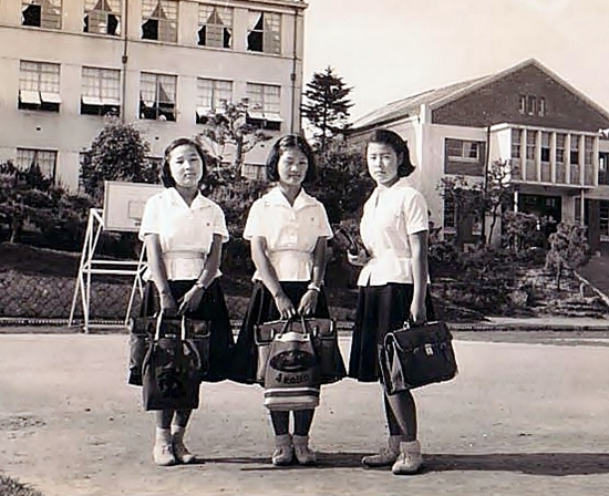  군산여고 시절 조미영 소장(왼쪽) 모습, 본관건물 앞에서 급우들과
