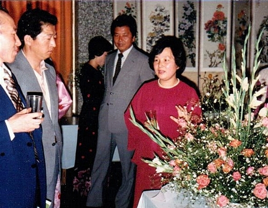 개인전(1980)에 참석한 황윤기 군산시장(왼쪽에서 두 번째)에게 작품을 설명하는 조미영 소장.
