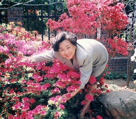 자택 정원에 만개한 철쭉을 가슴에 품으며 행복해하는 조미영 소장(1990년대
