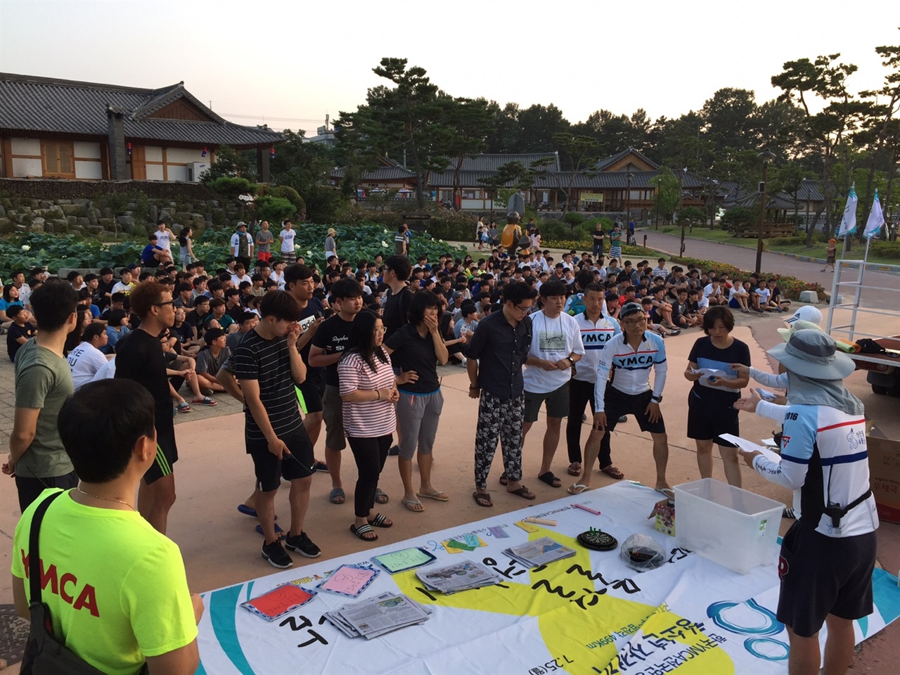  무한도전을 닮은 프로그램을 하며 공주한옥마을 구석구석을 다니며 저녁 시간을 보냈다