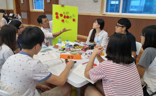 인천시청소년참여예산학교에 참가한 청소년들이 ‘청소년 정책’ 제안을 하기 전 토론하고 있다. 