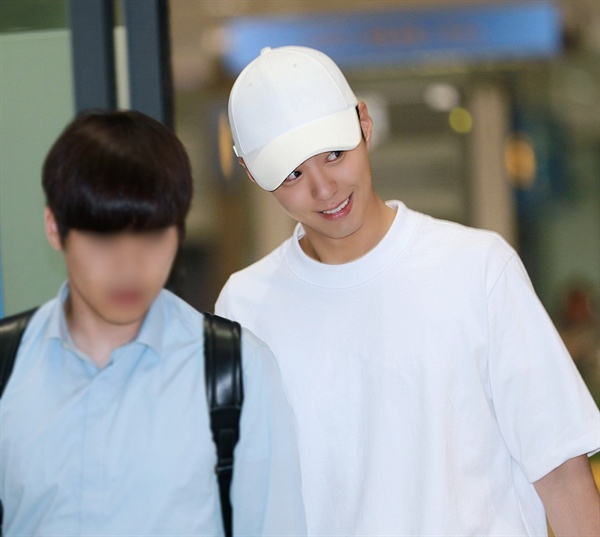  배우 박보검이 인천공항 입국장으로 들어서고 있다.