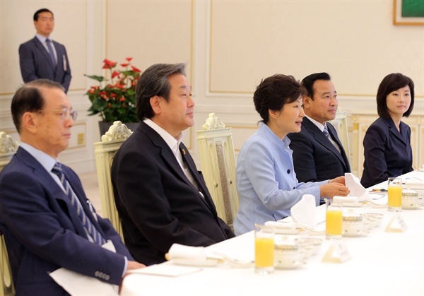 지난 2014년 7월 15일, 박근혜 대통령이 15일 청와대에서 김무성 대표 등 새누리당 신임 지도부와 오찬을 갖기에 앞서 인사말을 하고 있다. 서청원 최고위원은 이날 오찬에 불참했다.