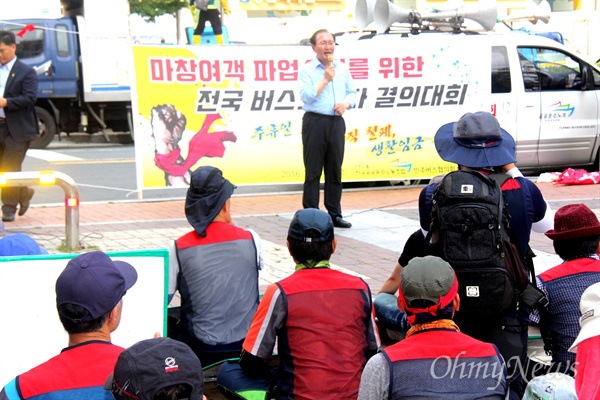  노회찬 국회의원(창원성산)이 29일 오후 창원 상남동 분수광장에서 열린 전국공공운수노동조합 부산경남지역버스지부 마창여객지회의 집회에 참석해 인사말을 하고 있다.