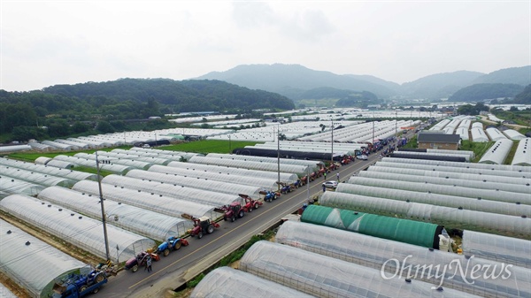 30일 오전 사드(고고도 미사일 방어체계) 기지 예정지가 있는 경상북도 성주군 성주읍 성산 앞마을에서 농민들의 트랙터가 참외밭을 갈아엎기 위해 이동하고 있다.