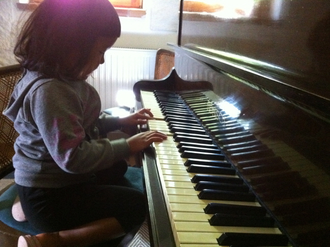 피아노를 연주하냐는 에버하드의 말에 '못한다'고 말했다. 참 아쉬웠다.