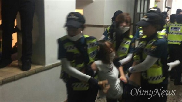 지난달 30일이화여대 본관에서 경찰이 한 학생을 끌고 가고 있다. 